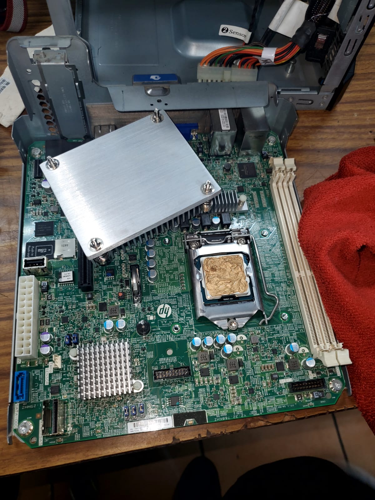 Placa base limpia con pasta térmica en procesador